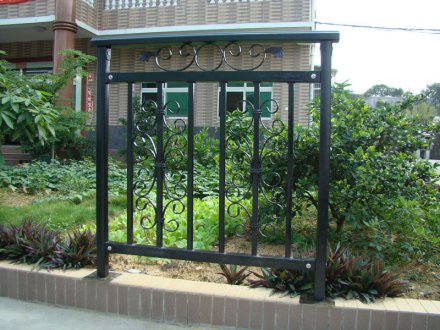 陽臺(tái)護(hù)欄裝修怎樣才規(guī)范？陽臺(tái)護(hù)欄廠家總結(jié)了