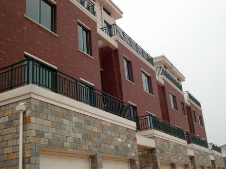 鐵藝護(hù)欄、鋅鋼護(hù)欄與組裝圍欄三者差距