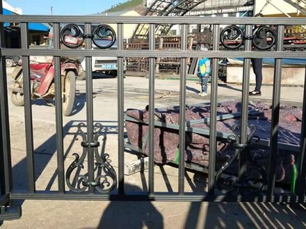 別墅陽臺(tái)欄桿選擇鐵藝欄桿好嗎？