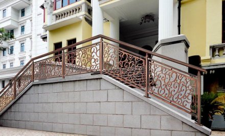 襄樊陽(yáng)臺(tái)鋁合金護(hù)欄定制-安誠(chéng)護(hù)欄廠家