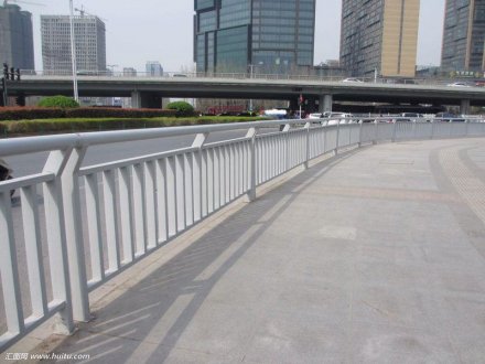 <b>公路護欄網的安裝方法</b>